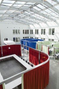 Une terrasse avec espaces de réunion